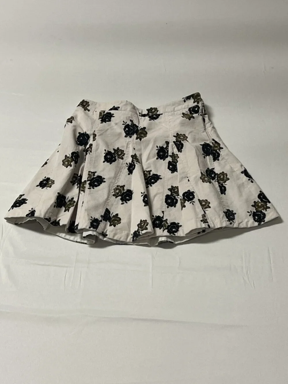 Free People‎ Pleated Mini Skirt Size 4 White Floral Black Olive Skater Cotton
